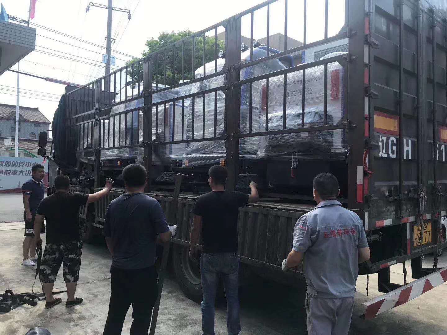 10台2000A全封闭锂电池扫地车继续出货内蒙某环卫