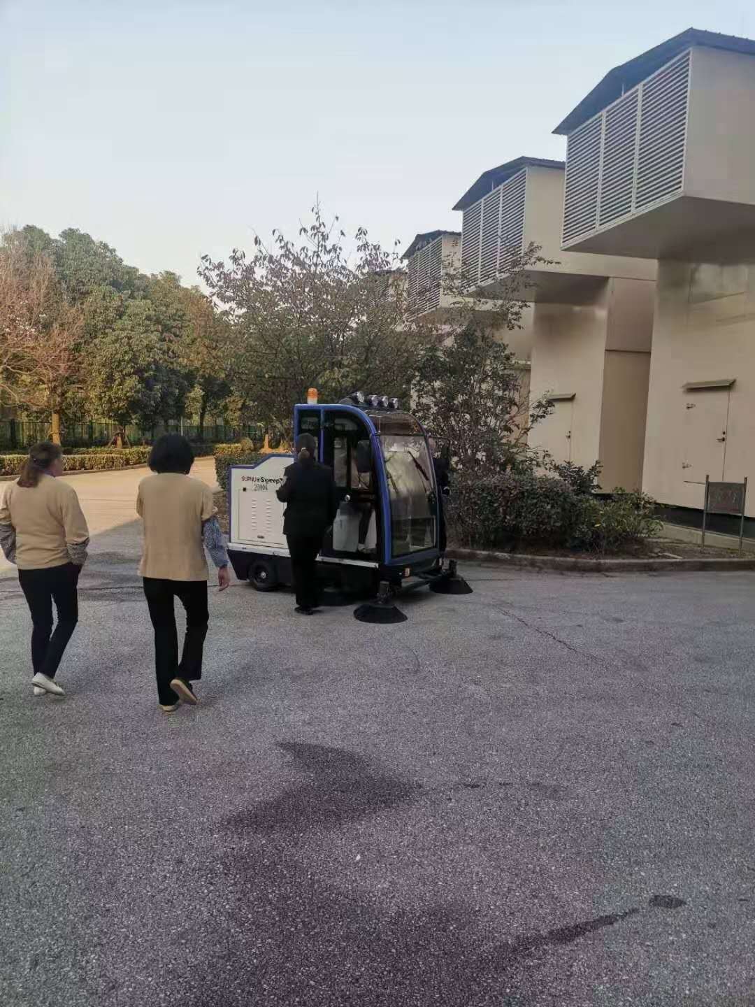 无锡地铁再次复购2000A电动扫地车