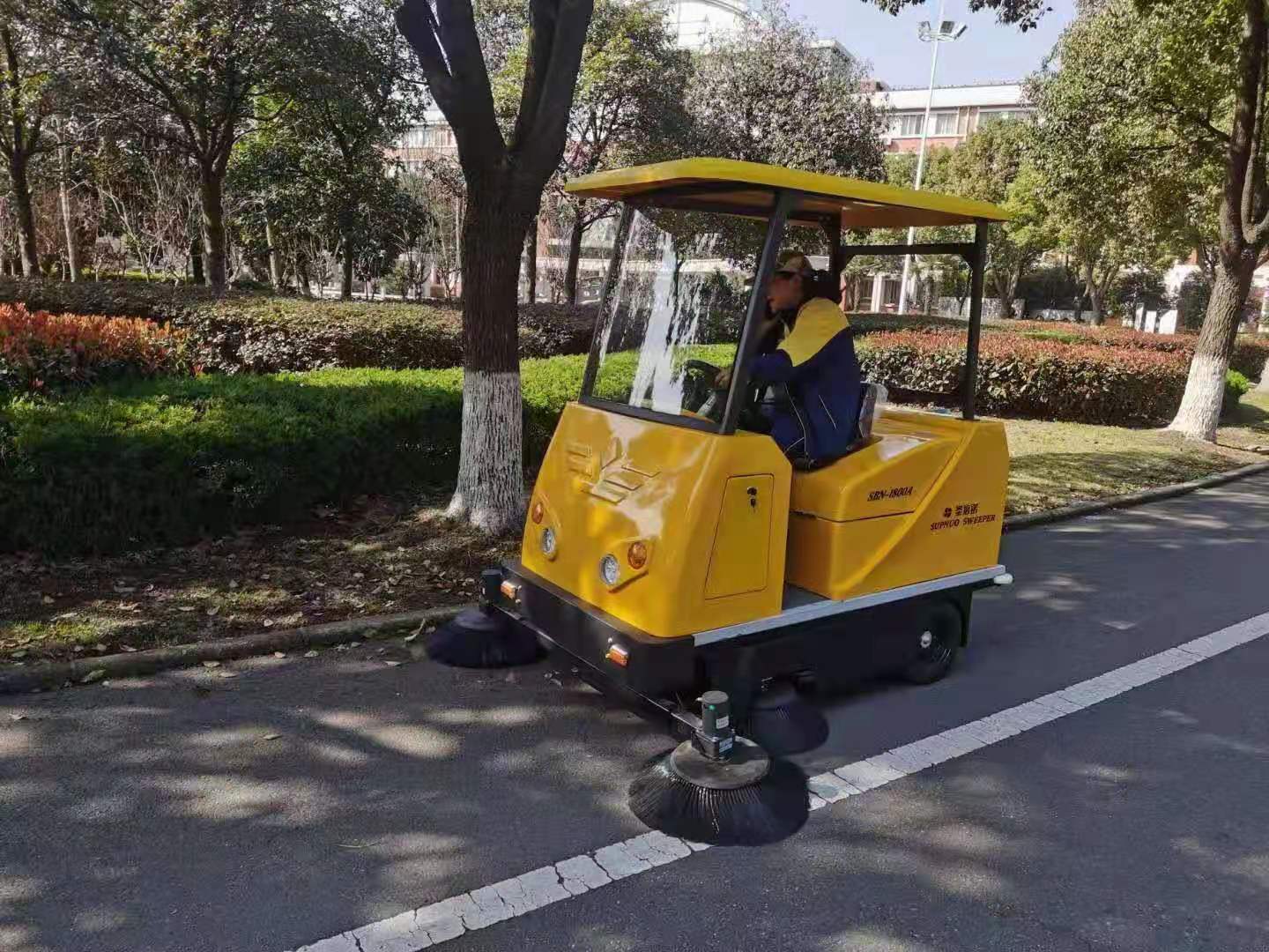 1800A半封闭扫地车进驻东莞三河口高中