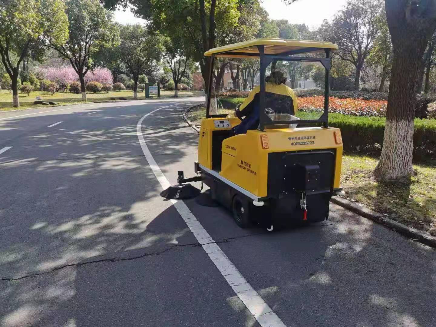 1800A半封闭扫地车进驻东莞三河口高中