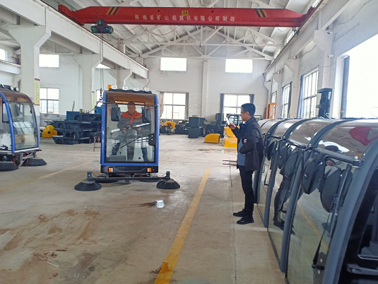 东莞某家具企业来厂考察体验电动清扫车