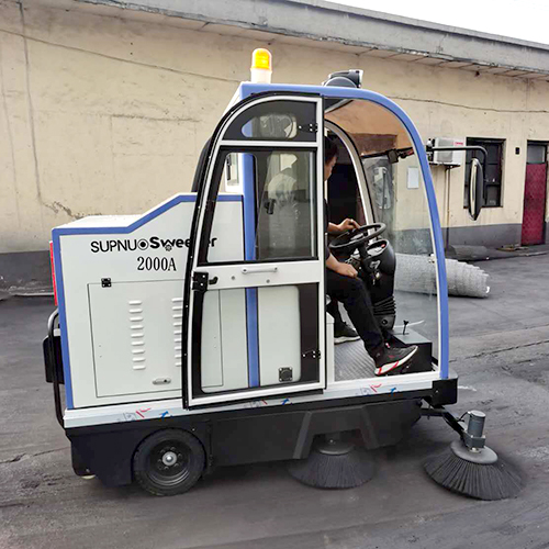 电动驾驶扫地车
