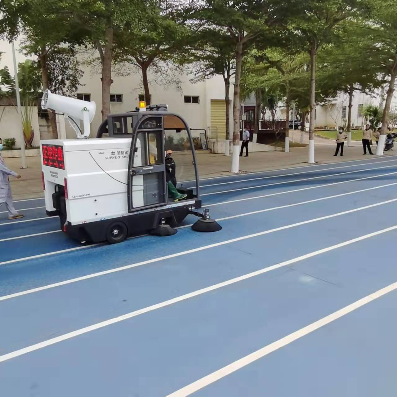 小型扫地机帮助解决垃圾清扫难题