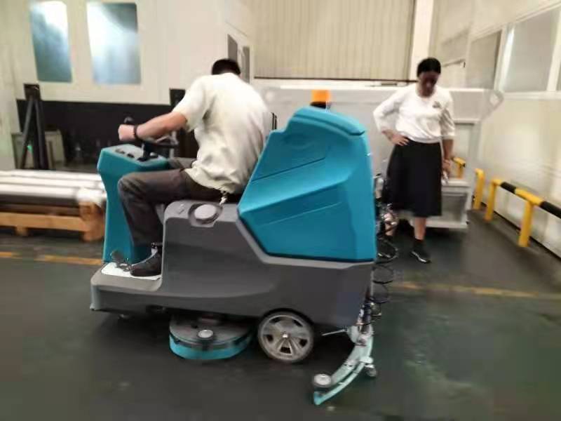 用什么洗地机清洗车间地面的灰尘和污渍比较好？