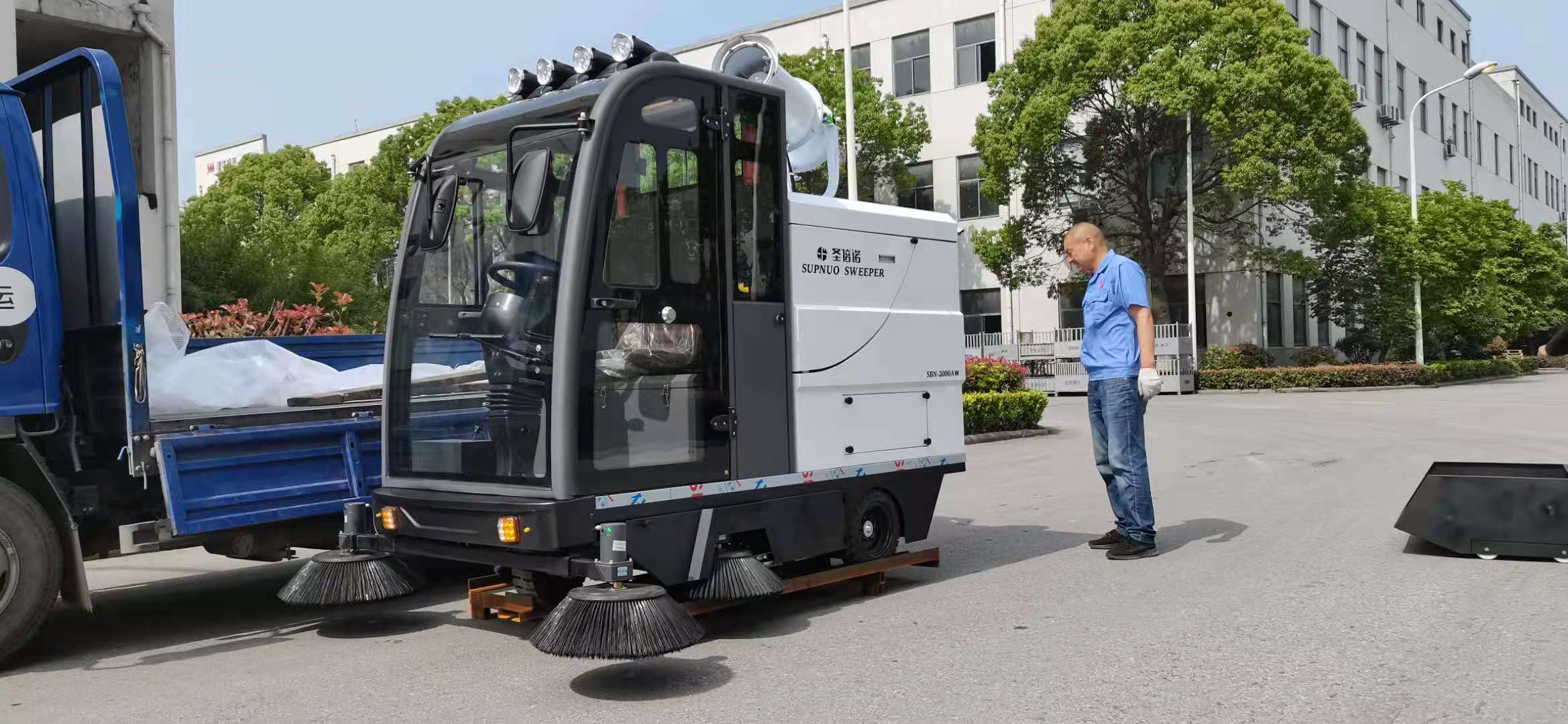 落叶电动清扫车是一种新型的环卫清洁设备