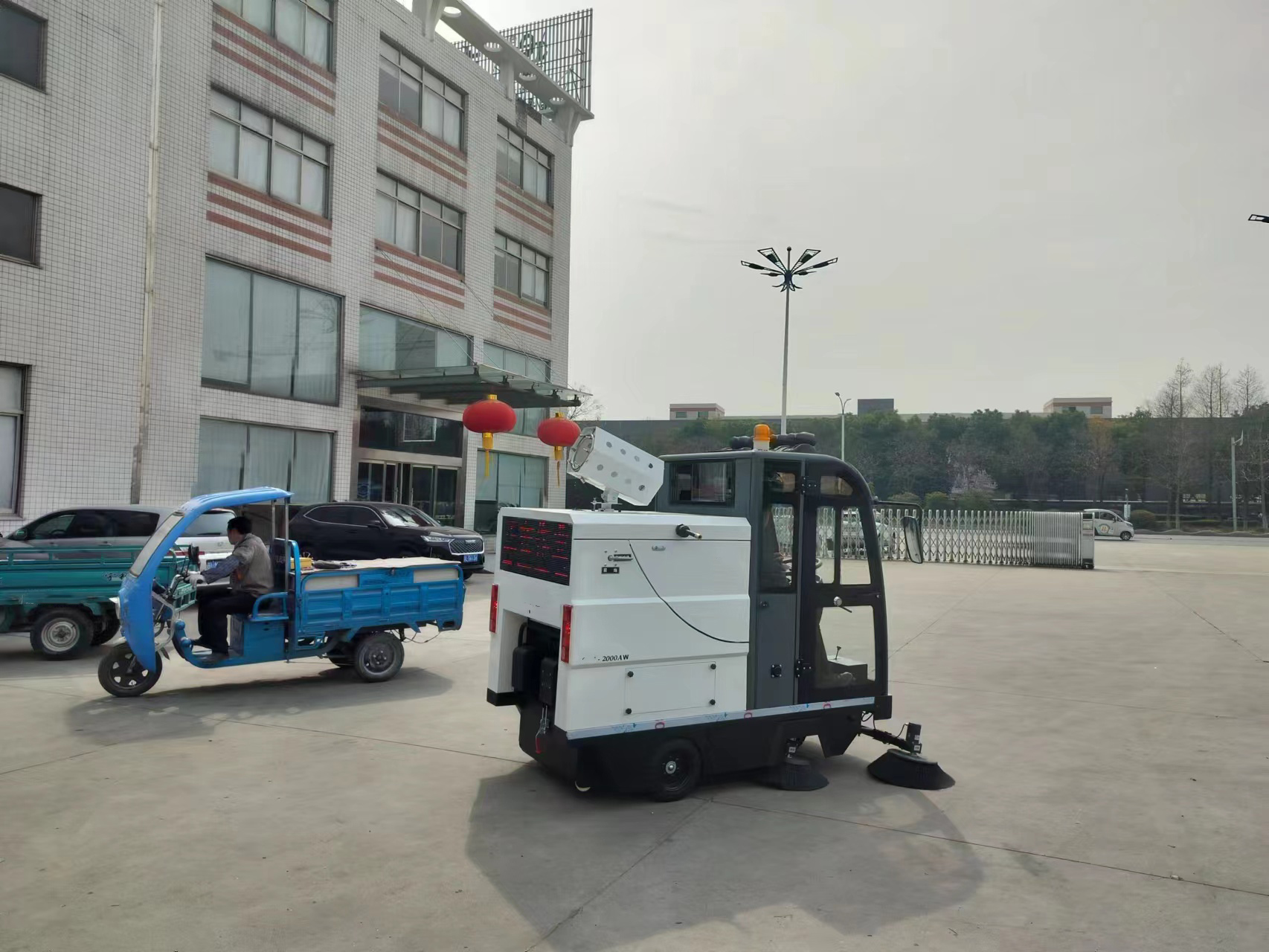 小型驾驶式清扫车