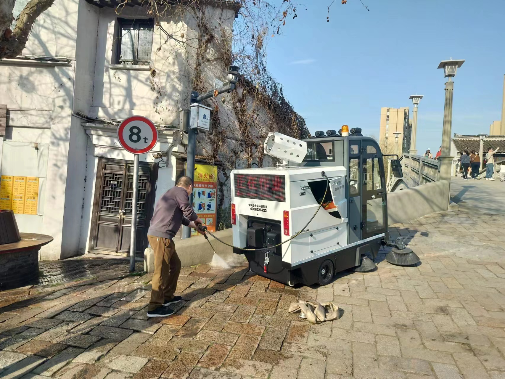 环卫电动扫地车给恒行6带来了便利，恒行6可以快速完成任务