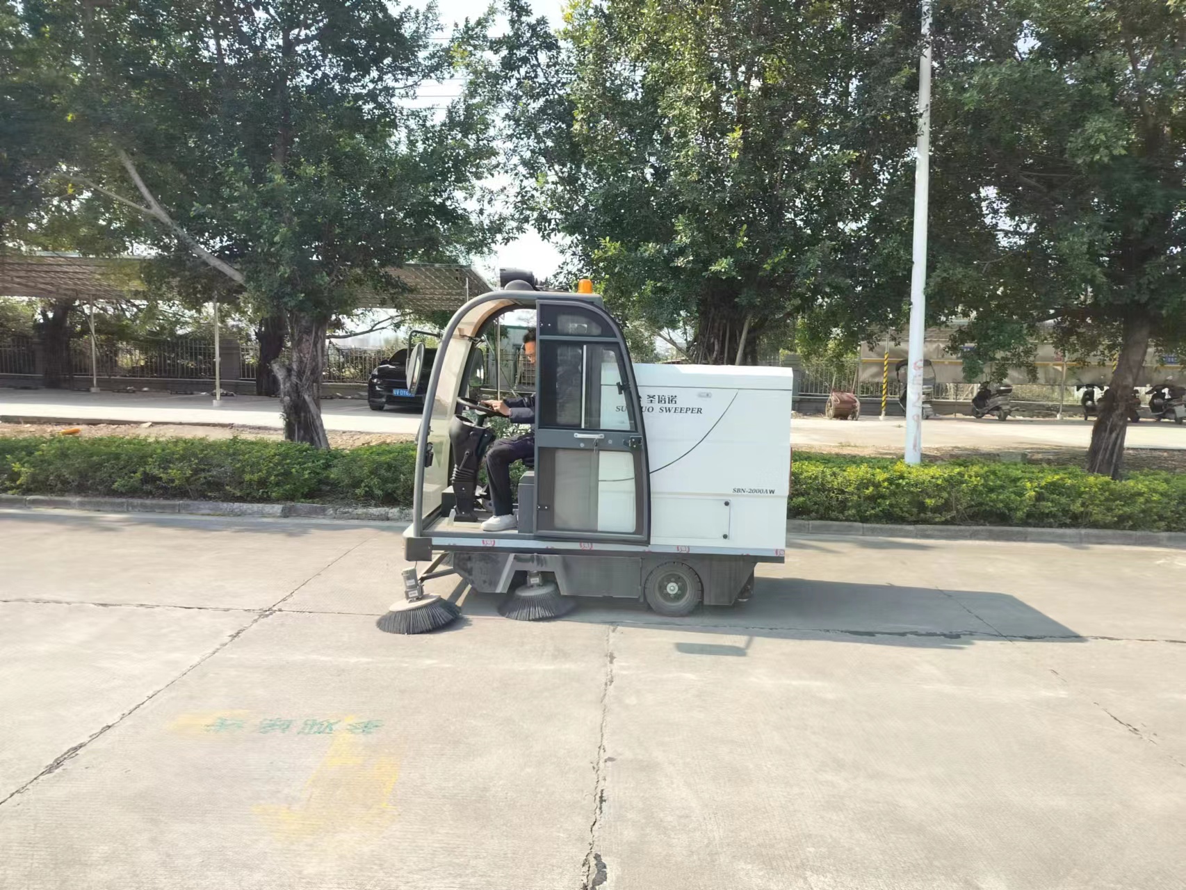 电动清扫车具有显著的清洁效果，解决了工厂地面清洁问题
