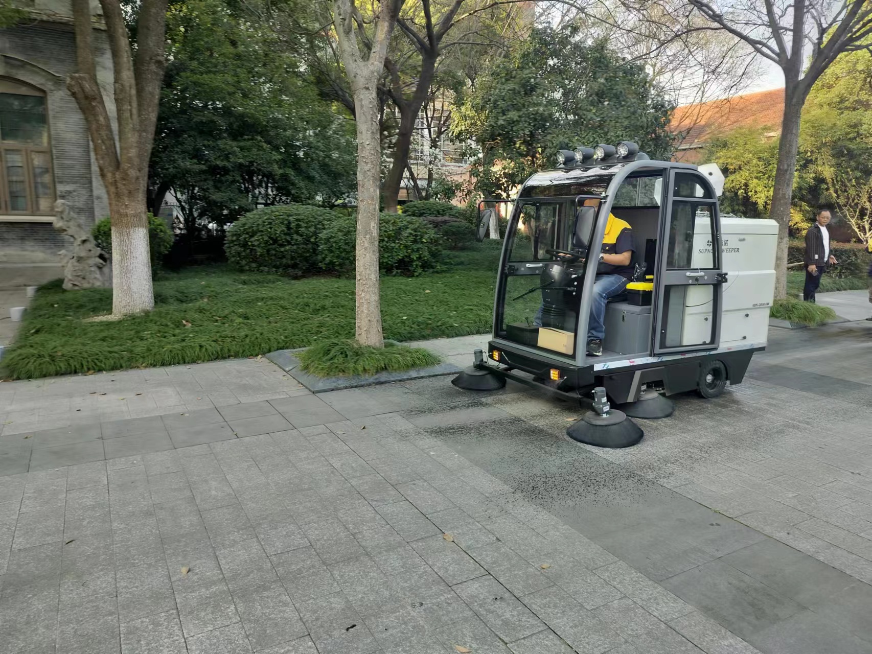环卫电动扫地车：省事又省力的清洁利器！