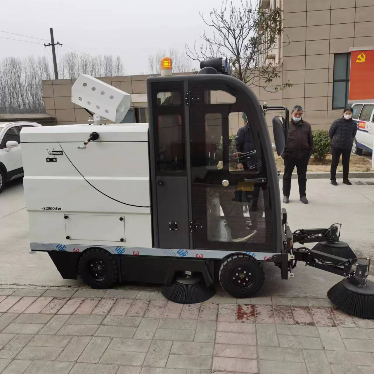 工业清扫车解放劳动力，解决垃圾问题效率高