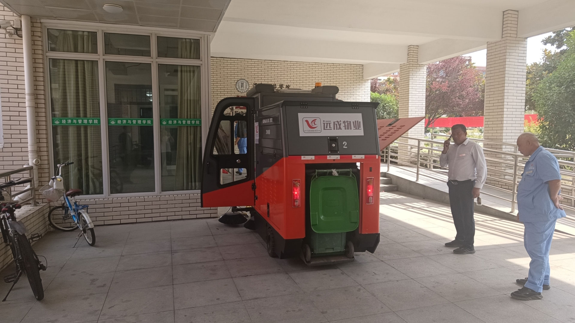 高温红色预警下的城市守卫：维修工人辛勤工作 