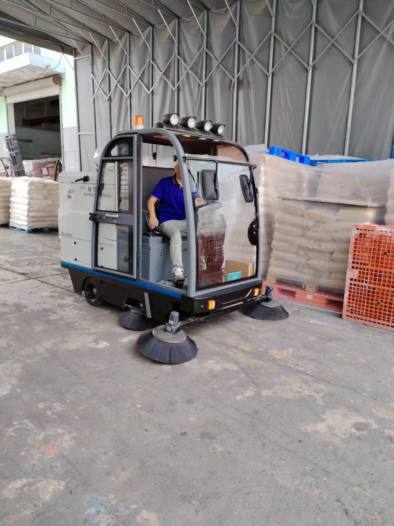 环保高效：电池驱动的车库清扫车 