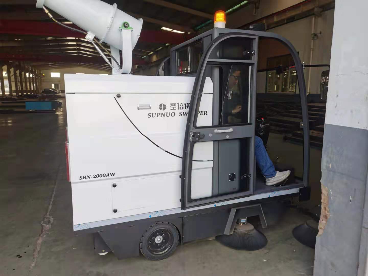 提升城市清洁效率的利器——环卫清扫车 