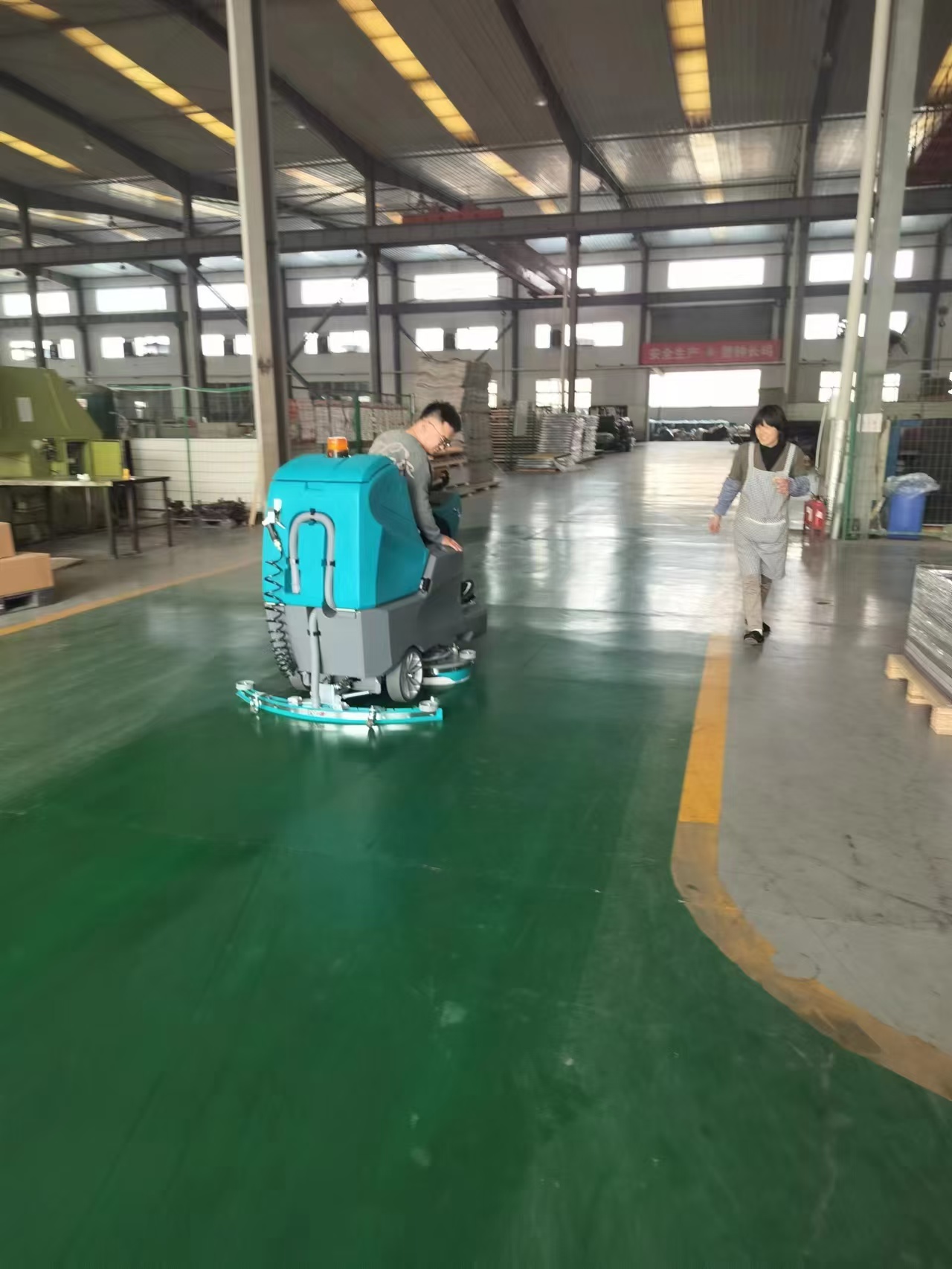 车间洗地机可以节能减排，助力绿色生产
