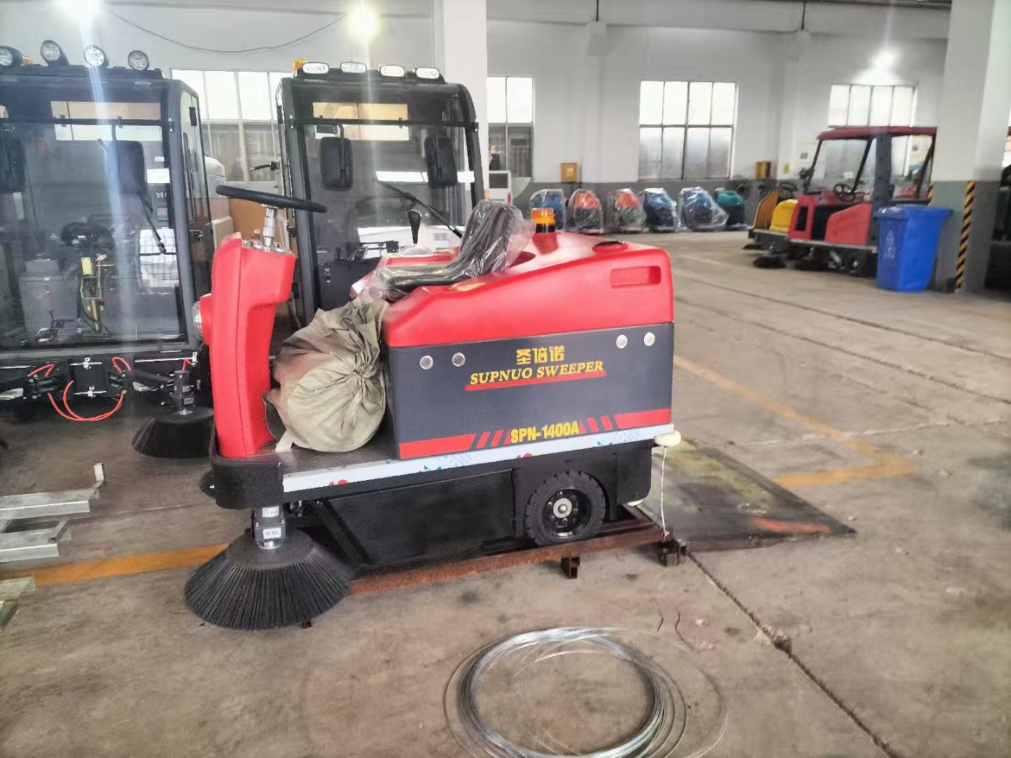驾驶式扫地车：地下车库清洁的高 效解决方案